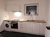 Cuisine blanche avec plan de travail imitation ch&ecirc;ne &agrave; Gerpinnes - Cuisines &eacute;quip&eacute;es design compl&egrave;tes Cr&eacute;a-M