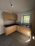 Cuisine imitation bois avec plan de travail imitation ardoise &agrave; Walcourt - Cuisines &eacute;quip&eacute;es design compl&egrave;tes Cr&eacute;a-M